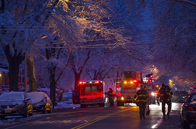 Bombeiros de NY caminham perto de incndio na avenida Bedford, no Brooklyn