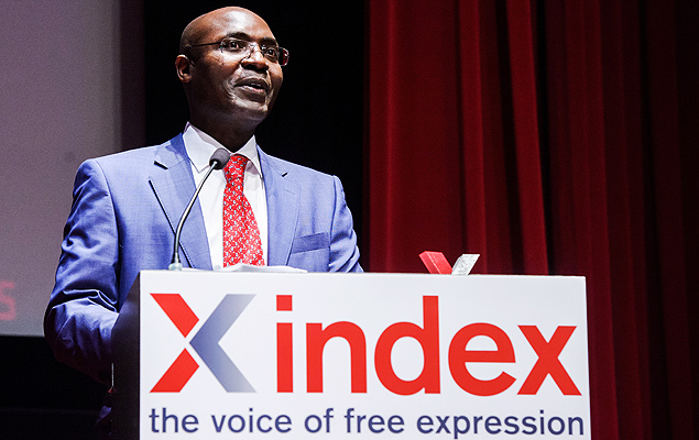 O jornalista angolano Rafael Marques de Morais, ao receber premio da organizao Index on Censorship, em Londres, na quarta-feira (18)