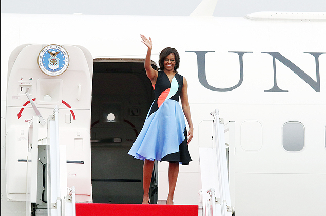 Primeira-dama dos EUA Michele Obama acena de um avio em Siem Reap, Cambodia