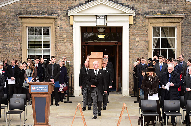 Ajudantes carregam caixo de Ricardo 3 durante funeral