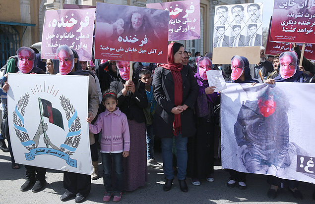 Manifestantes se renem em Cabul exigindo justia pela jovem que foi linchada