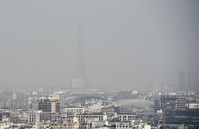 Uma nuvem de poluio cobre a cidade de Paris; cidade adotou rodzio e transporte pblico gratuito