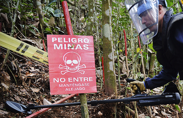 Soldado colombiano procura minas terrestres instaladas por guerrilheiros em Campo Alegre
