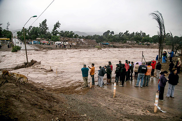 Moradores observam cheia no rio Copiap, que cruza a cidade de mesmo nome