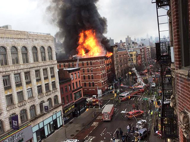 Chamas saem de prdio em Nova York onde ocorreu a exploso