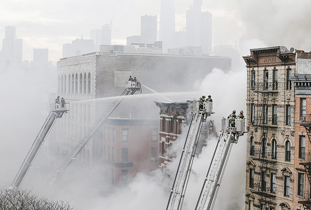 Bombeiros combatem o incndio que se seguiu  exploso em Nova York