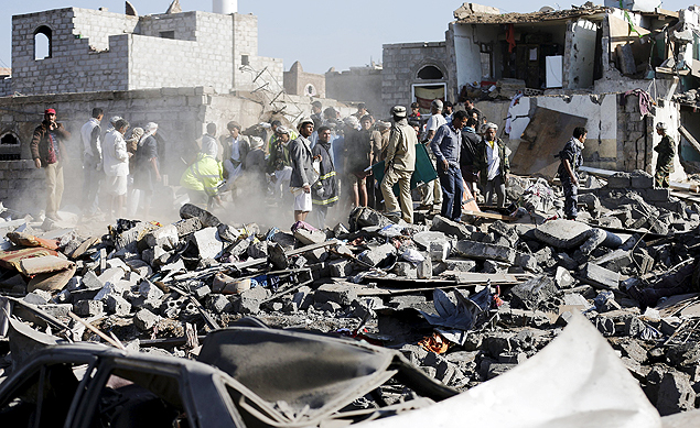 Defesa Civil trabalha em escombros de local atacado pela Arbia Sauditas em Sanaa, no Imen