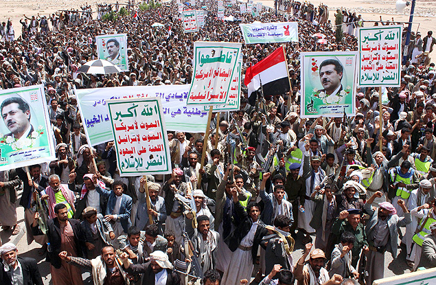 Protesto de apoiadores da milcia xiita Houthi em Sadaa, reduto do grupo no norte do Imen