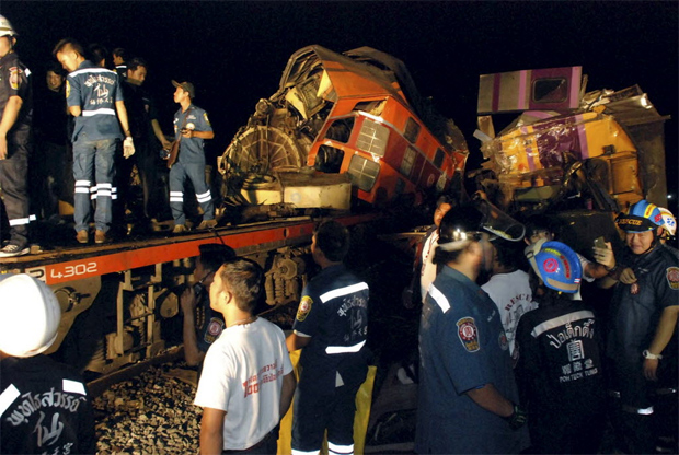 Equipes de resgate cercam local de choque de dois trens na provncia de Ayutthaya, na Tailndia