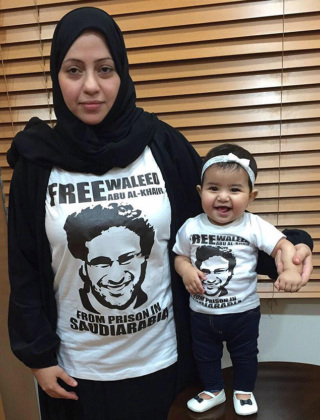A ativista saudita Samar Badawi posa com a filha usando camisetas pedindo a libertao de seu marido, o advogado Waleed Abulkhair. Foto Arquivo Pessoal ***DIREITOS RESERVADOS. NO PUBLICAR SEM AUTORIZAO DO DETENTOR DOS DIREITOS AUTORAIS E DE IMAGEM***