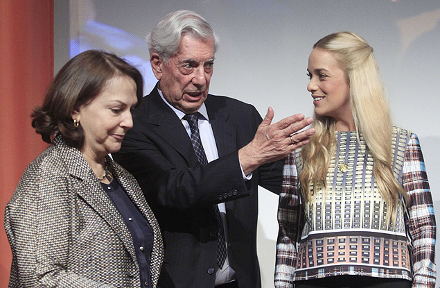 O escritor peruano Mario Vargas Llosa entre Mitzy Capriles (esq.), mulher do opositor venezuelano Antonio Ledezma, e Lilian Tintori, mulher de Leopoldo Lpez