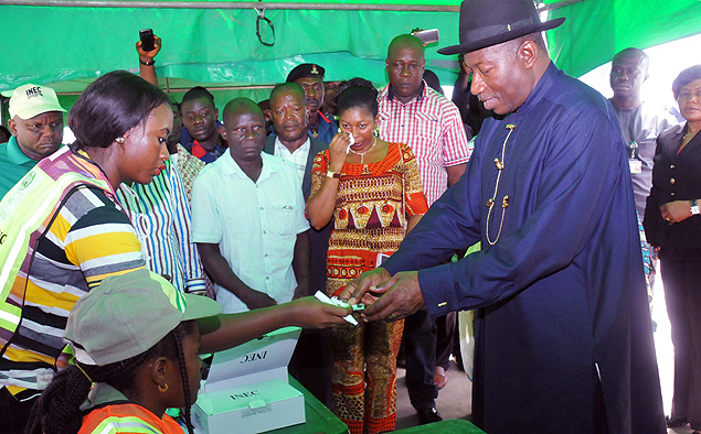 O presidente nigeriano, Goodluck Jonathan, que disputa a reeleio, vota neste sabado (28)