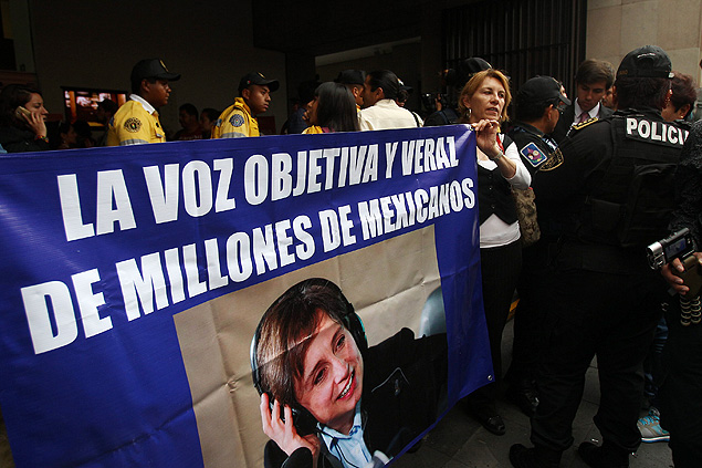 Apoiadores da jornalista mexicana Carmen Aristegui fazem protesto contra sua demisso na Cidade do Mxico, capital do pas