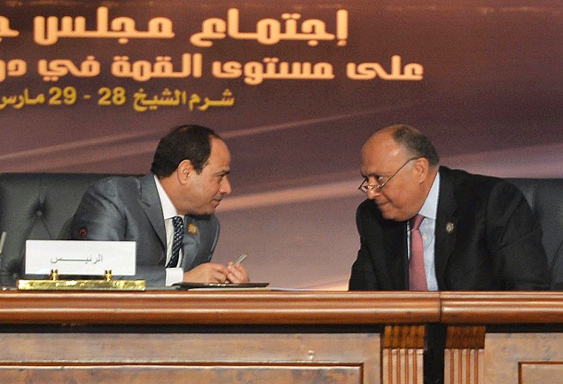 O presidente do Egito, Abdel Fattah al-Sisi, conversa com Sameh Shoukry, seu ministro das Relaes Exteriores, durante a Liga rabe