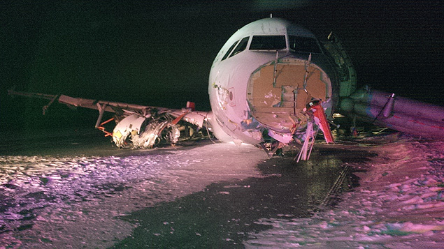 Avio da Air Canada derrapa no momento do pouso, na pista coberta por espessa camada de neve