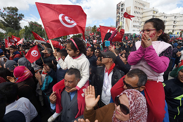 Milhares de tunisianos foram s ruas para protestar contra o terrorismo no pas