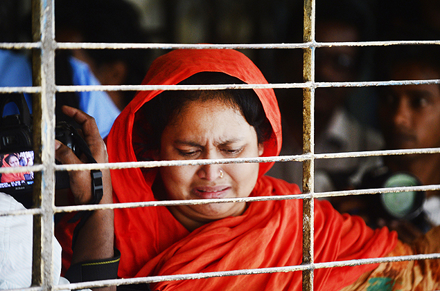 Parente de Washiqur Rahman chora ao ver o corpo do blogueiro morto a facadas em Dacca 