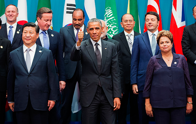 Da esq. para dir. o presidente da China Xi Jinping, o primeiro-ministro britnico David Cameron, o presidente da Mauritnia Mohamed Ould Abdel Aziz, o presidente dos EUA, Barack Obama, o primeiro-ministro da ndia Narendra Modi, o presidente do Mianmar Thein Sein, o primeiro-ministro italiano Matteo Renzi e a presidente da Repbllica, Dilma Rousseff, durante encontro do G20, em Brisbane (Austrlia). *** U.S. President Barack Obama, center, gives a thumbs-up sign after taking a group with other world leaders during the G20 Summit family photo in Brisbane, Australia, Saturday, Nov. 15, 2014. With Obama are from left to right, Prime Minister of New Zealand, John Key, Chinese President Xi Jinping, British Prime Minister David Cameron, President of Mauritania Mohamed Ould Abdel Aziz, Prime Minister of India Narendra Modi, Myanmar's President Thein Sein, Italian Prime Minister Matteo Renzi, and Brazilian President Dilma Rousseff. (AP Photo/Pablo Martinez Monsivais,Pool) ORG XMIT: AUSM123