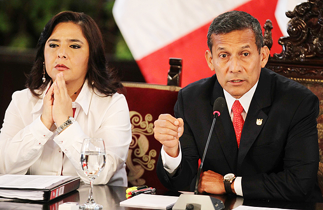 Ana Jara(esq.) e Ollanta Humala em reunio com partidos polticos; governo enfrenta instabilidade