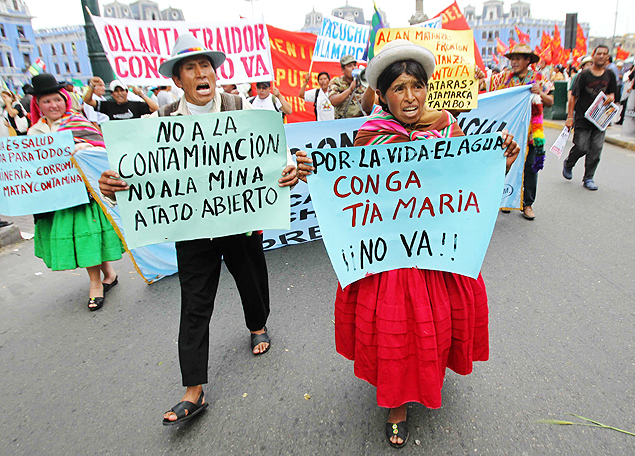 Manifestantes criticam o governo de Humala no em protesto pela gua