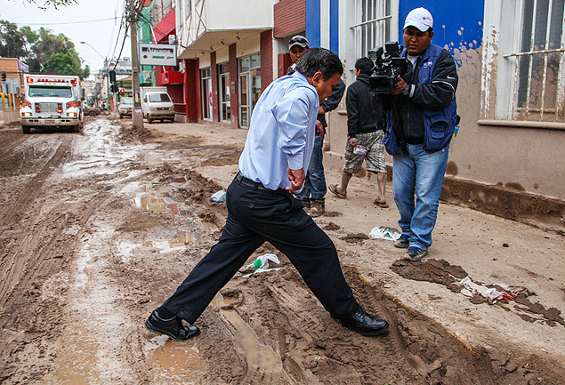 O ex-ministro da Defesa da Bolvia Jorge Ledezma caminha em rua de Copiap, no Chile