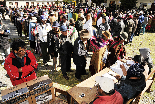 Bolivianos fazem fila no domingo (29) para votar em Ancoraime, a 190 km de La Paz