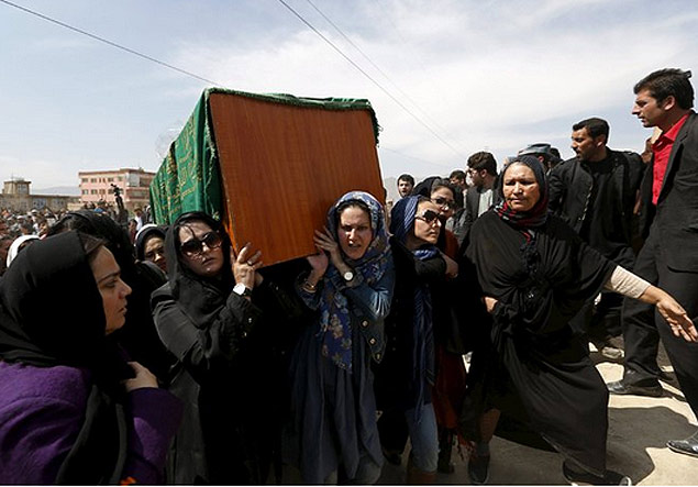 Mulheres carregam caixo de Farkhunda, afeg linchada por homens em frente a santurio
