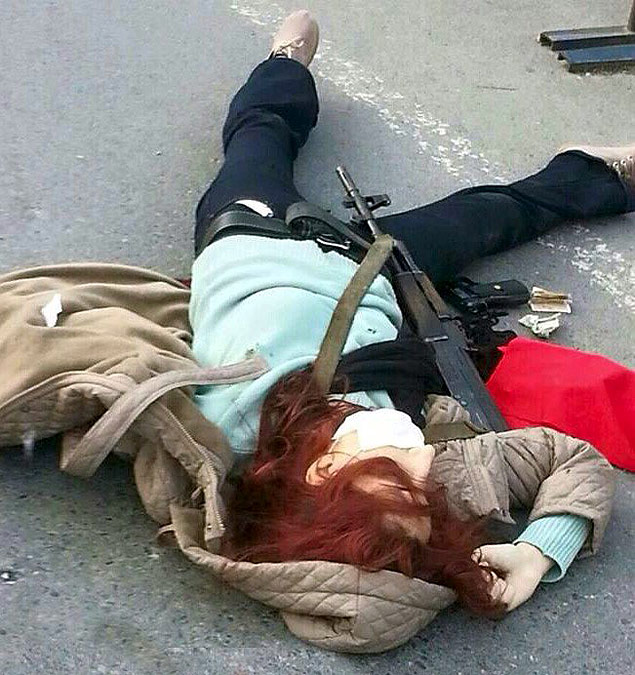 Mulher que atirou contra sede da polcia  morta pelos agentes em frente ao prdio, em Istambul
