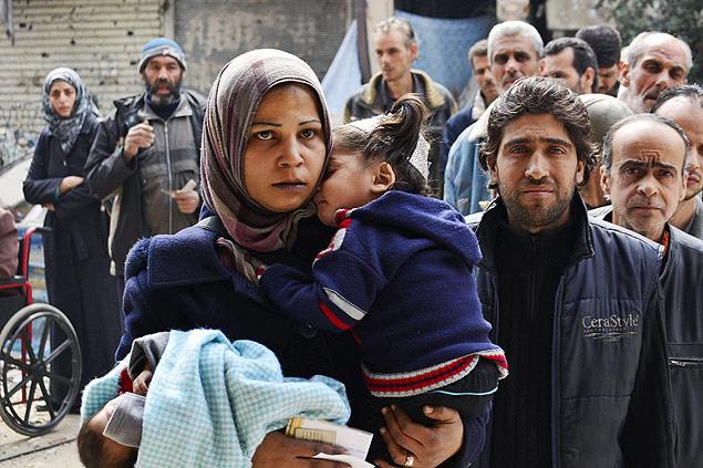 Refugiados no campo de Yarmouk, na Sria, esperam por mantimentos