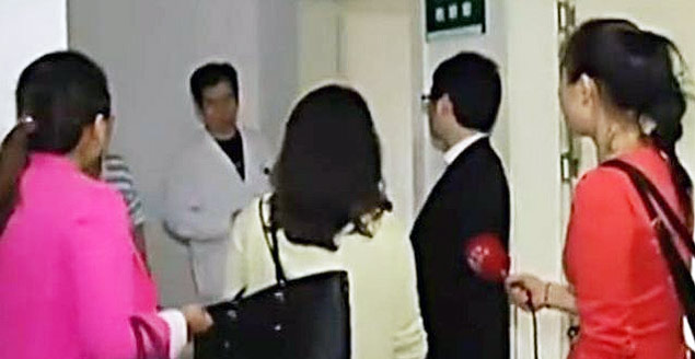 Traição de chinês é descoberta com visita de 17 namoradas a hospital após acidente'Don Juan' chinês mantinha relacionamento com 17 namoradas 