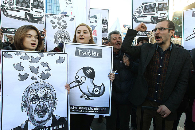 Manifestantes em Ancara seguram cartazes denunciando o bloqueio de redes sociais na Turquia