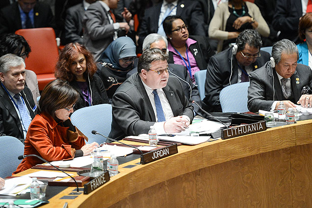 Chanceler da Litunia, Linas Linkevicius (centro), fala durante encontro na ONU em fevereiro