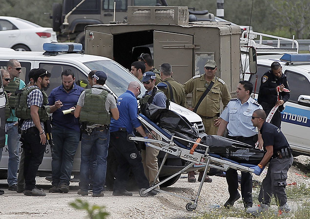 Foras israelenses removem o corpo de um palestino morto aps esfaquear dois soldados na Cisjordnia