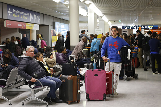 Passageiros esperam no aeroporto de Orly; greve de controladores de voo provocou cancelamentos