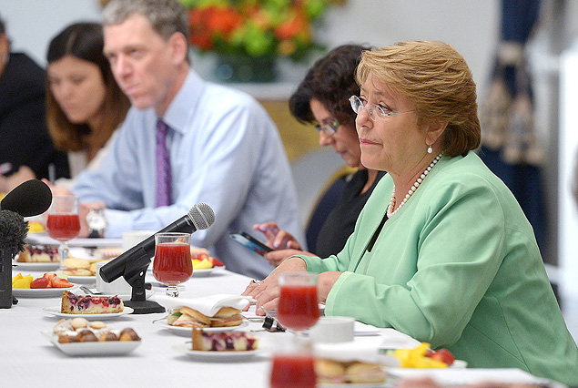A presidente do Chile, Michelle Bachelet, toma caf da manh com jornalistas em abril deste ano
