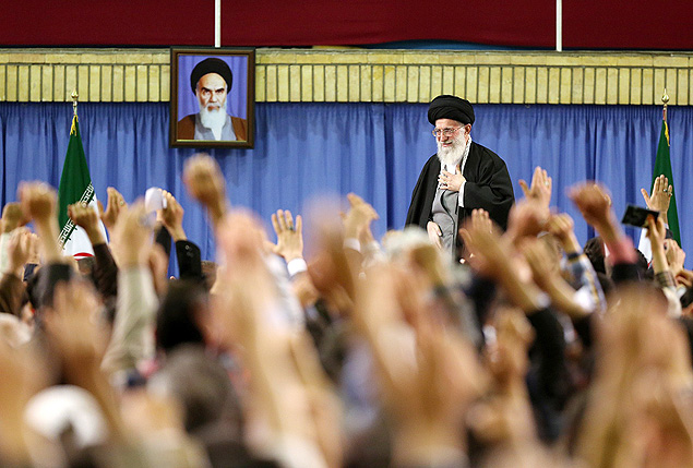 Lder supremo do Ir, aiatol Ali Khamenei, participa de encontro com poetas religiosos em Teer