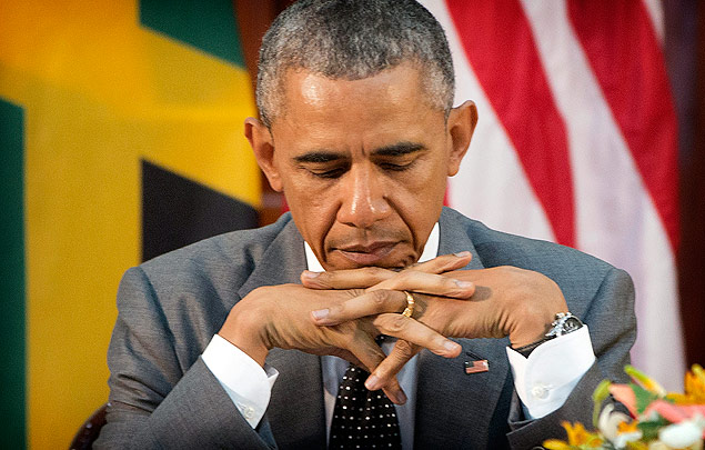 Obama observa anotações durante encontro bilateral com premiê da Jamaica, Portia Simpson-Miller