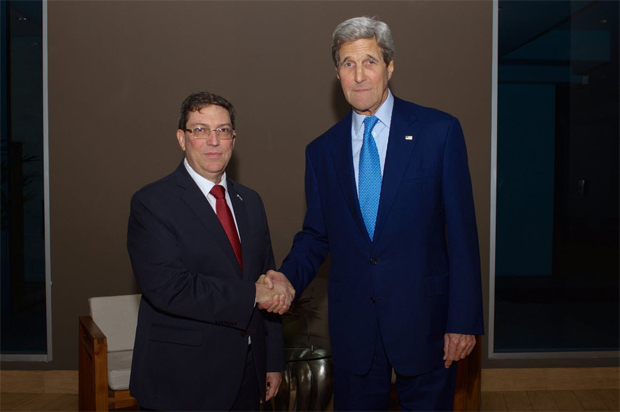 O secretrio de Estado americano, John Kerry (dir.), e o chanceler cubano, Bruno Rodrguez, no Panam 