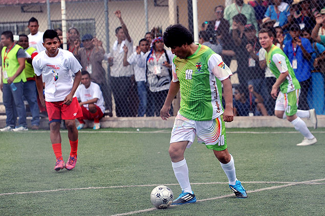 Presidente da Bolvia, Evo Morales (centro), joga futebol na Universidade do Panam