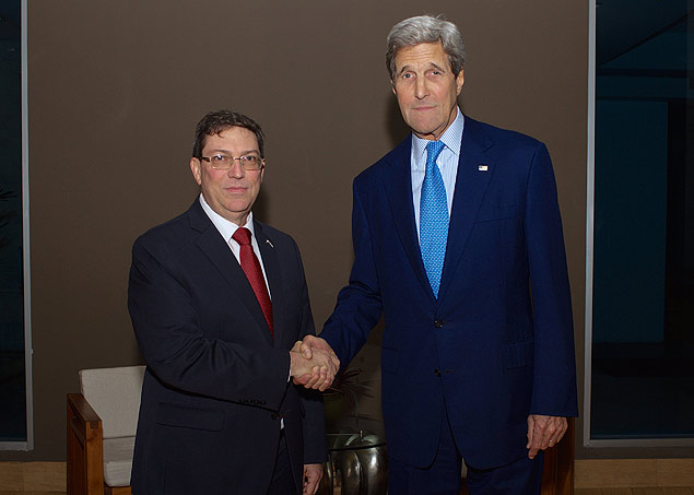 O cubano Bruno Rodrguez ( esq.) cumprimenta o americano John Kerry na Cpula das Amricas
