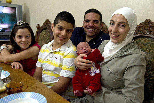 O srio Talal Al Tinawi ao lado de sua esposa Ghazal e os filhos Yara, Riad e Sara 