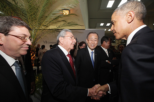 Presidente dos EUA, Barack Obama, cumprimenta ditador de Cuba, Ral Castro, em cpula no Panam
