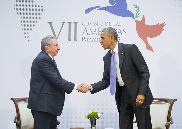 Presidente dos EUA, Barack Obama, e ditador de Cuba, Raúl Castro, cumprimentam-se em cúpula