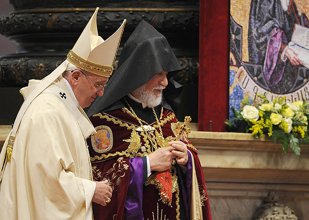 O papa Francisco e o lder da Igreja Apostlica Armnia, Aram 1, na missa na baslica de So Pedro