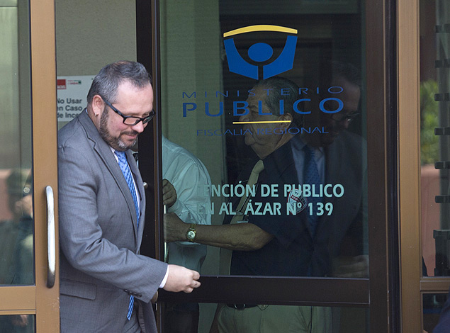 O filho de Bachelet, Sebastin Dvalos, deixa o prdio da Promotoria em Rancagua (a 80 km de Santiago) aps depor 