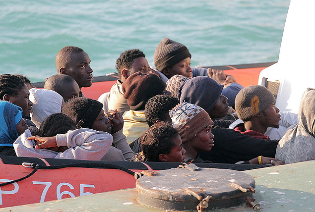 Imigrantes chegam  costa italiana, aps serem resgatados pelas autoridades no Mediterrneo