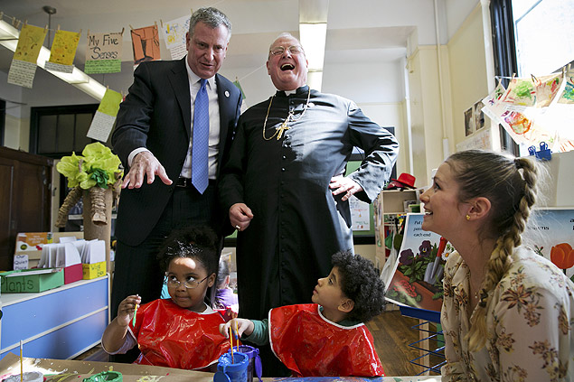 O prefeito Bill de Blasio e o arcebispo de NY Timothy Dolan visitam jardim de infncia na cidade 