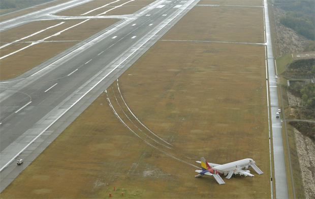 Avio derrapa ao pousar em pista no Japo; ao menos 22 pessoas se feriram 