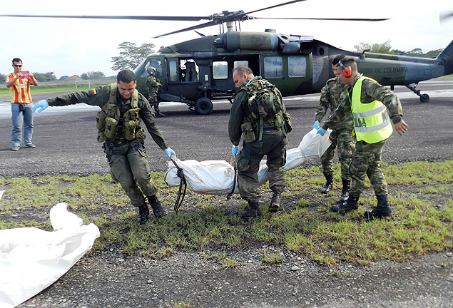Militares removem corpo de vtima de confrontos com as Farc no departamento de Meta, na Colmbia