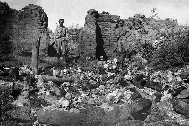 Foto do museu do genocdio armnio mostra soldados ao lado de corpos de mortos no massacre